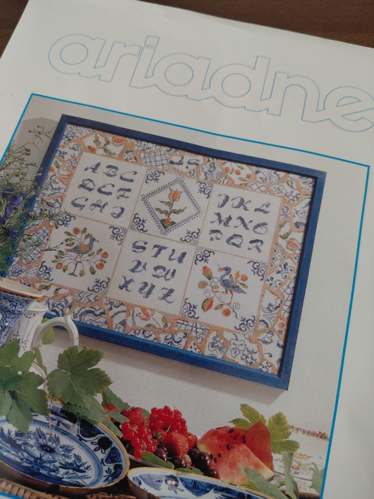 Ariadne Borduurpakket Alfabet en Delfts Blauw Motieven, Hobby en Vrije tijd, Borduren en Borduurmachines, Ophalen of Verzenden
