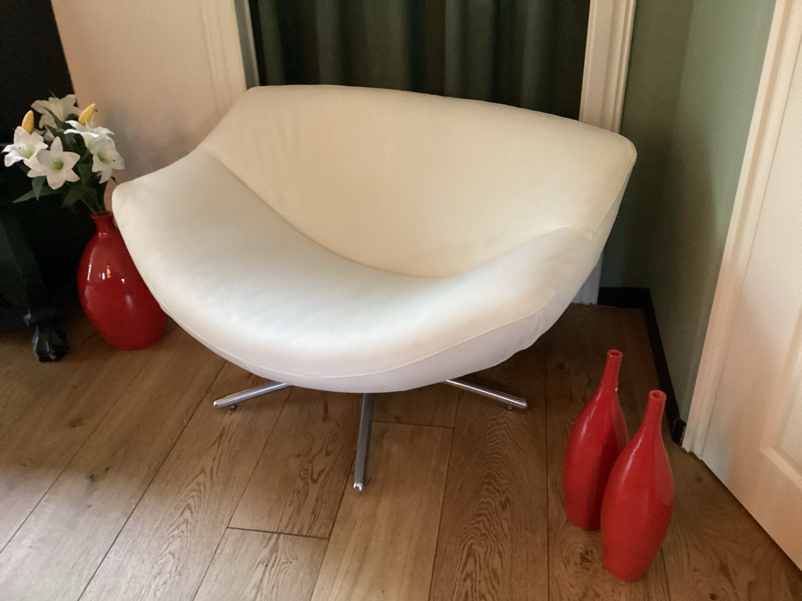 Label Gigi fauteuil in wit leer - Nieuwstaat, Huis en Inrichting, Ophalen, Nieuw, Leer