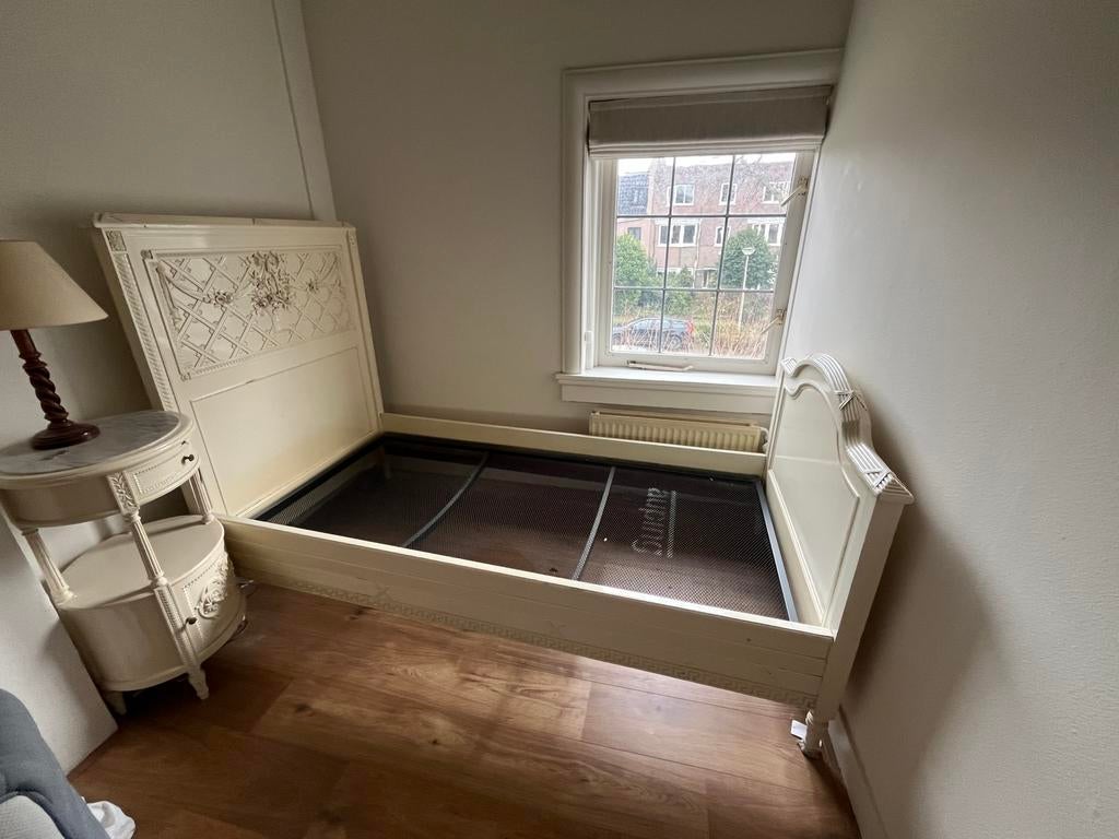 Antiek bed met houtsnijwerk, Ophalen, Gebruikt, 90 cm, Eenpersoons