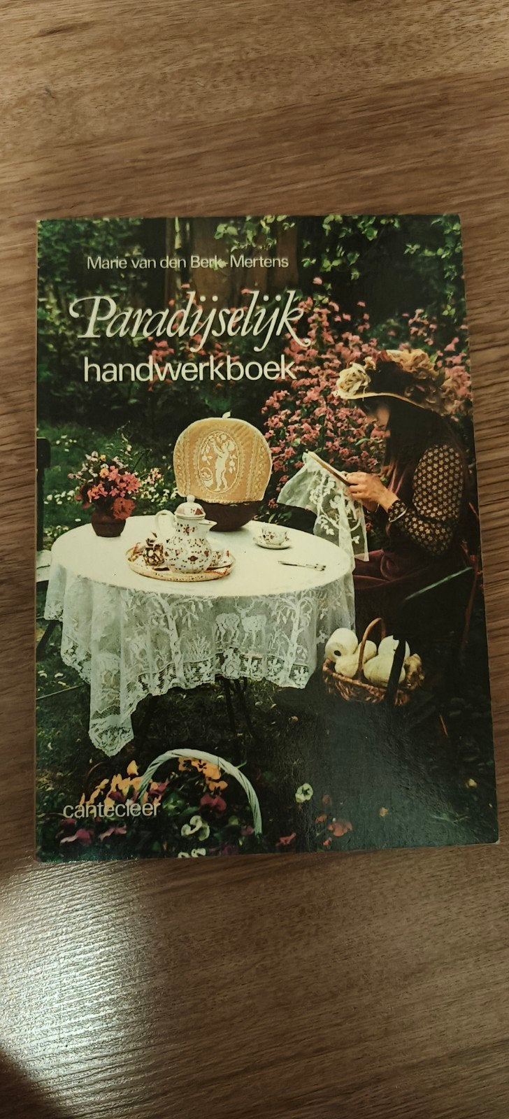 Paradijselijk handwerk boek, Hobby en Vrije tijd, Breien en Haken, Ophalen of Verzenden, Haken, Patroon of Boek