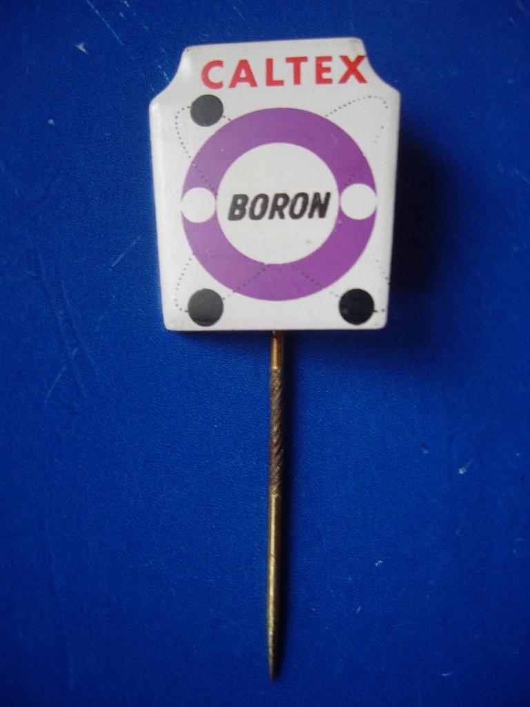 Speldje van Caltex Boron (benzine), Verzamelen, Verzenden, Zo goed als nieuw, Merk