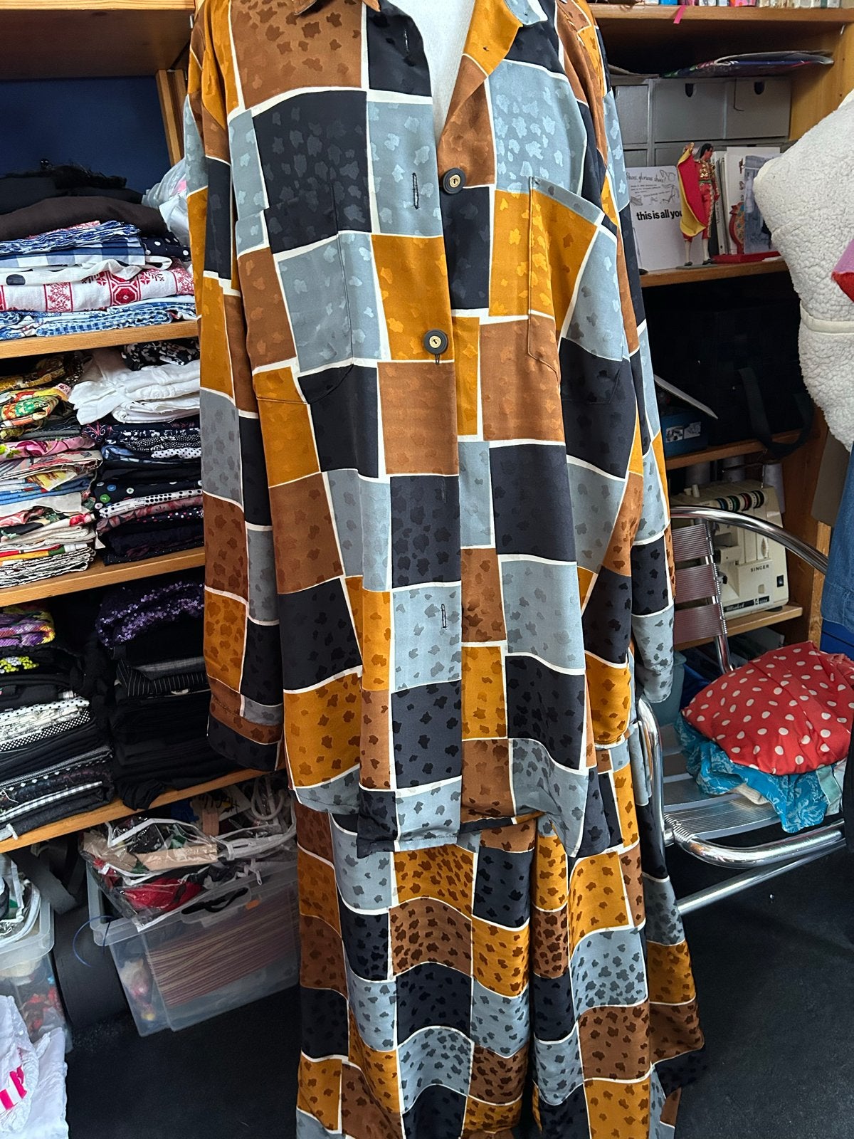 Broekpak met wijde pijpen en glanzende blouse, maat 44/46, Ophalen of Verzenden, Gedragen, Maat 42/44 (L), Overige kleuren