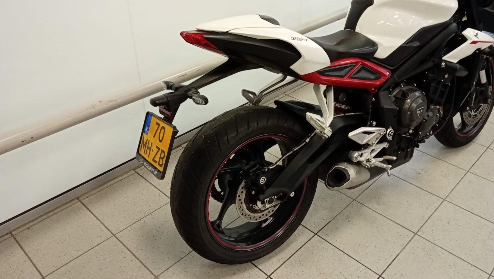 Triumph Street Triple R (bj 2017), Triumph Motocycles, Triumph.Benelux@triumph.co.uk, De Droogmakerij 40A
1851 LX   Heiloo, NL