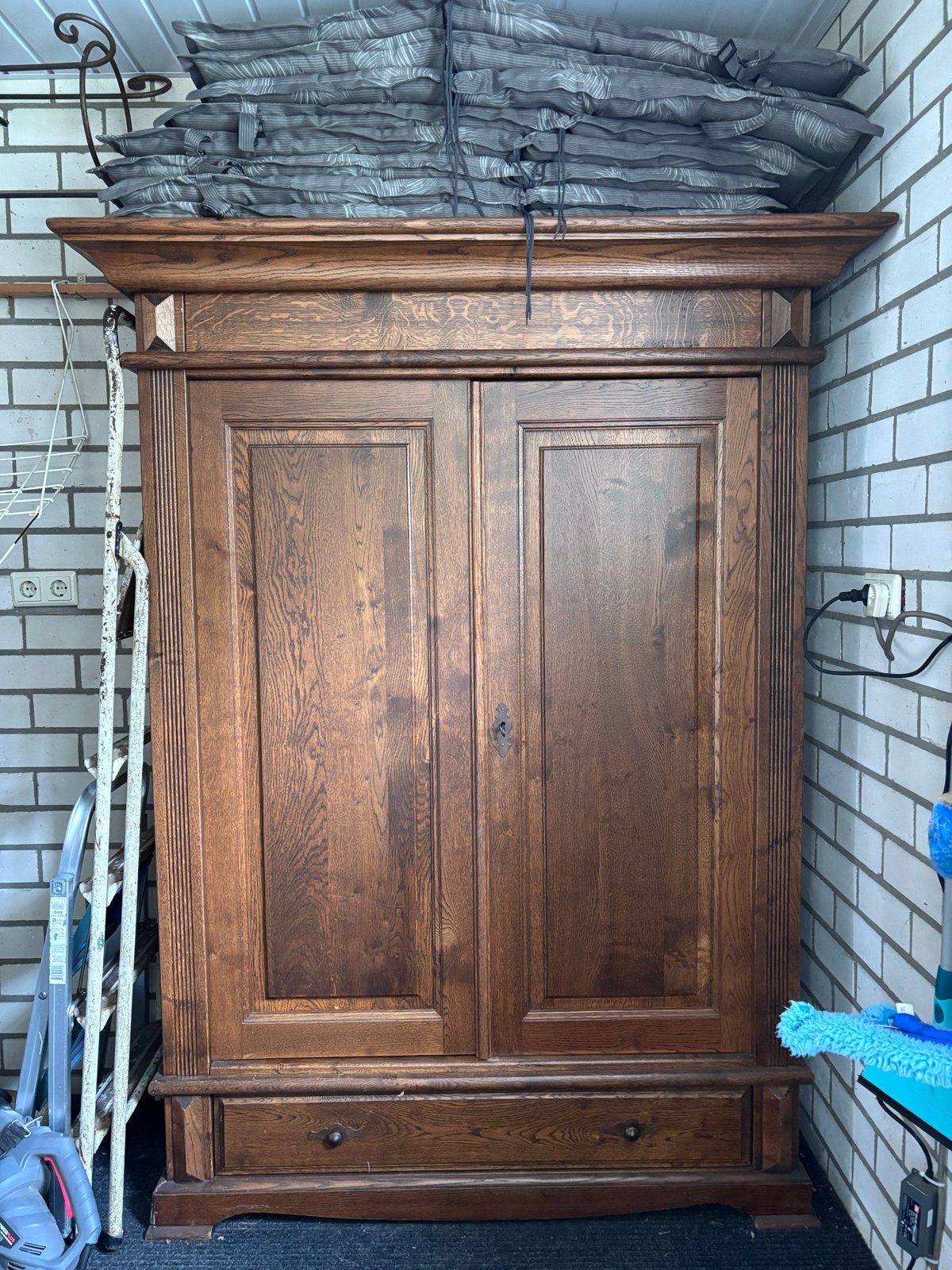Eiken kast met planken - gratis ophalen