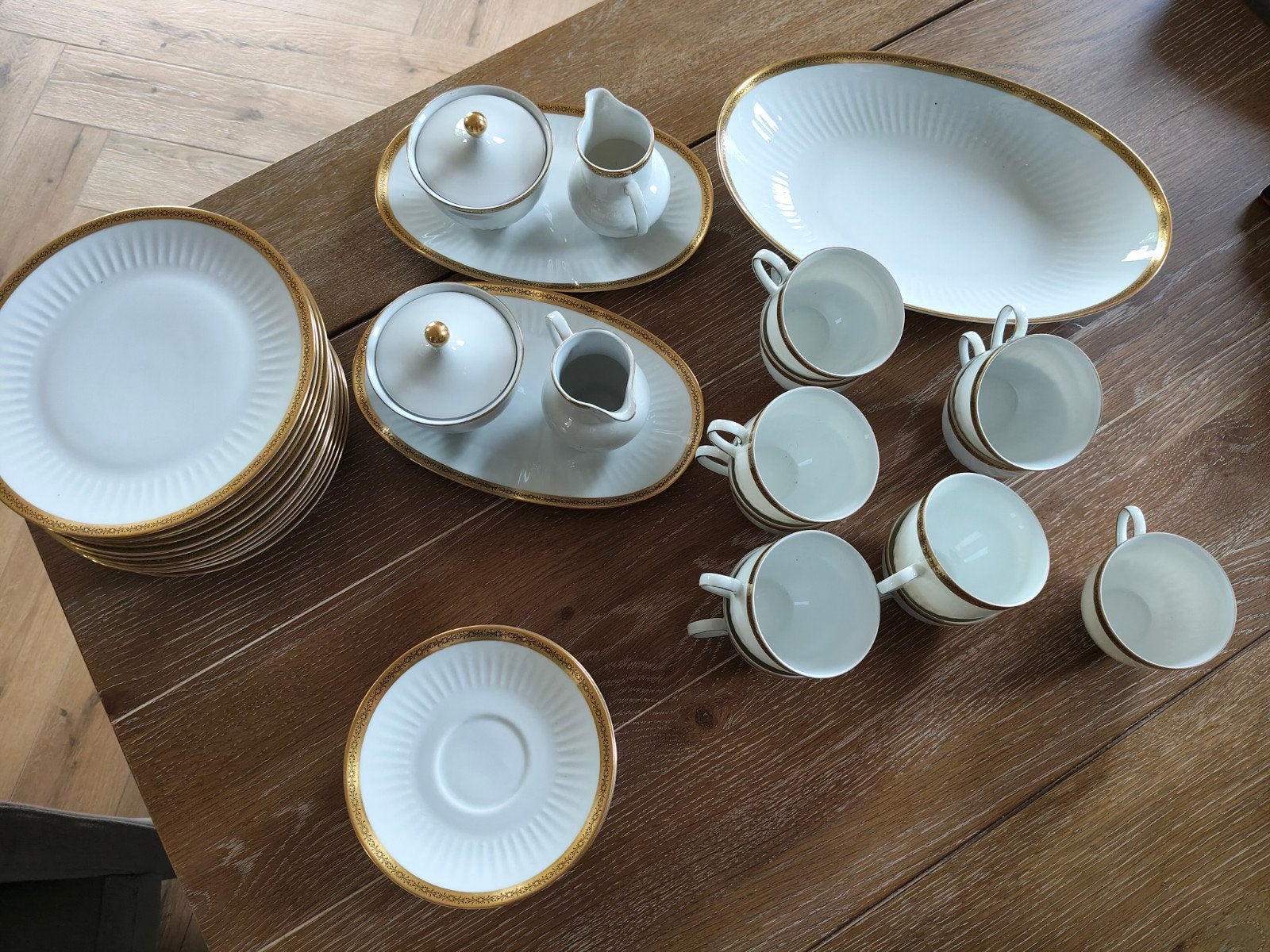 Wit servies met gouden rand -11 kopjes 12 schotels 12 bord, Gebruikt, Klassiek, Ophalen of Verzenden, Porselein