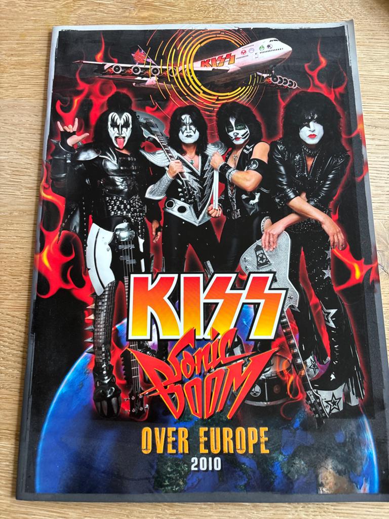 KISS Sonic Boom Over Europe 2010 Tourboek, Ophalen of Verzenden, Zo goed als nieuw, Artiest