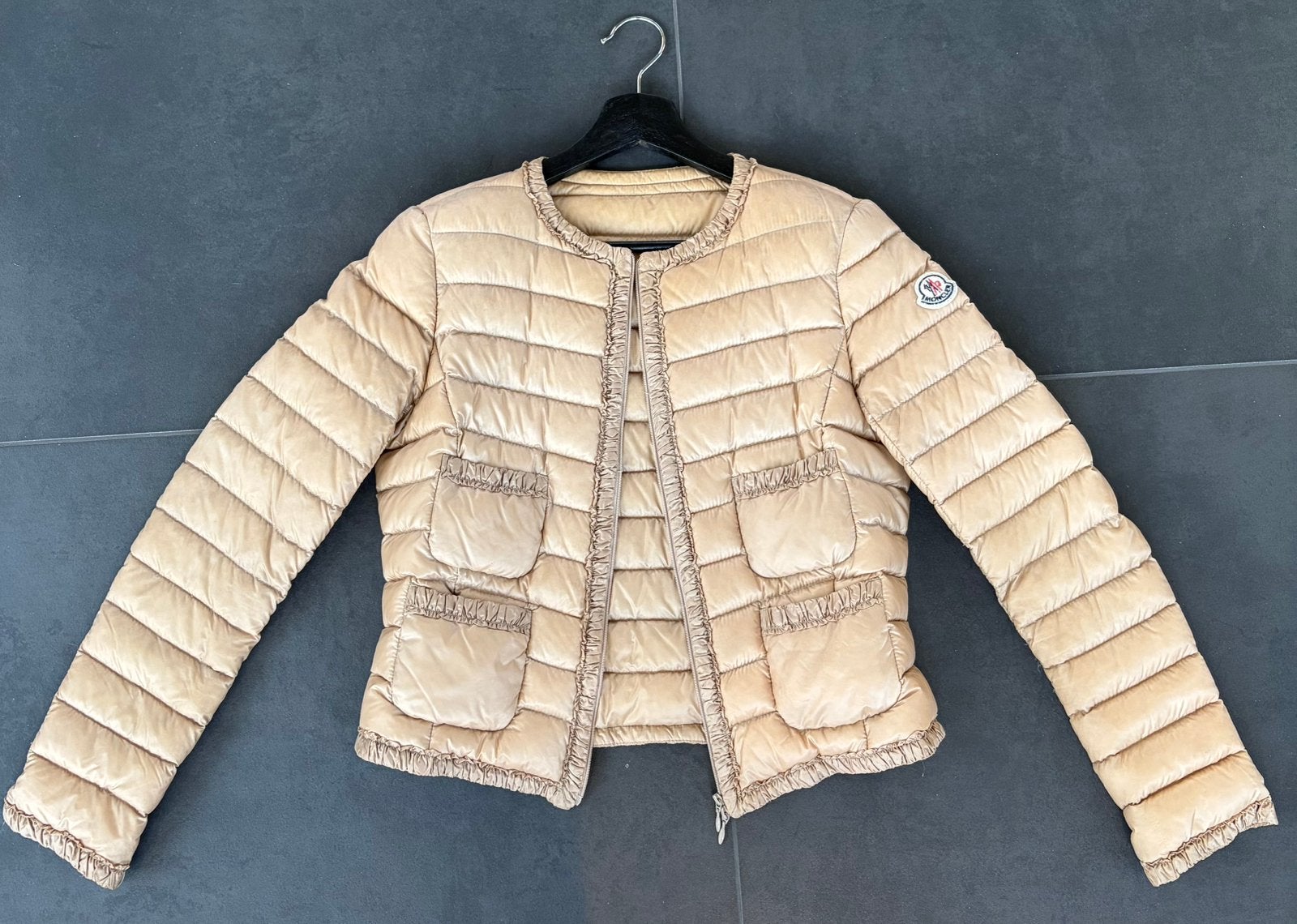 Moncler tussenjas gewatteerd beige 1, Ophalen of Verzenden, Zo goed als nieuw, Maat 36 (S), Beige