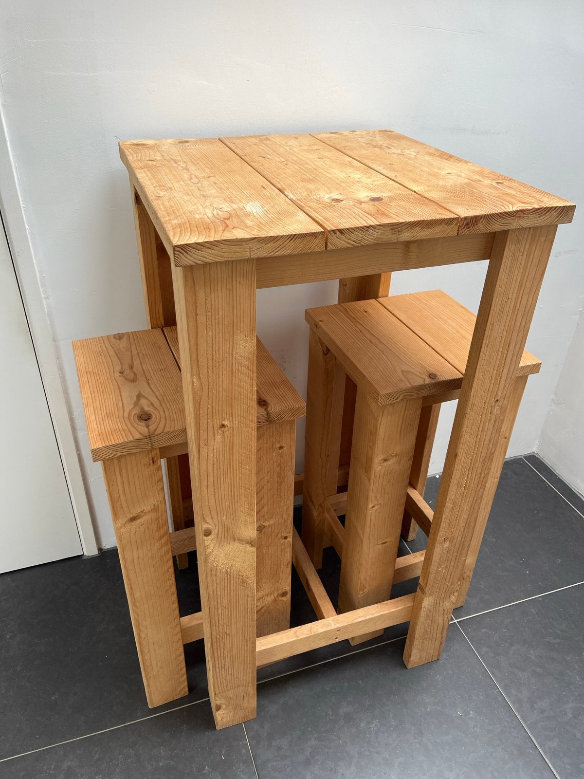 Houten bartafel met 2 krukken, Ophalen, Zo goed als nieuw