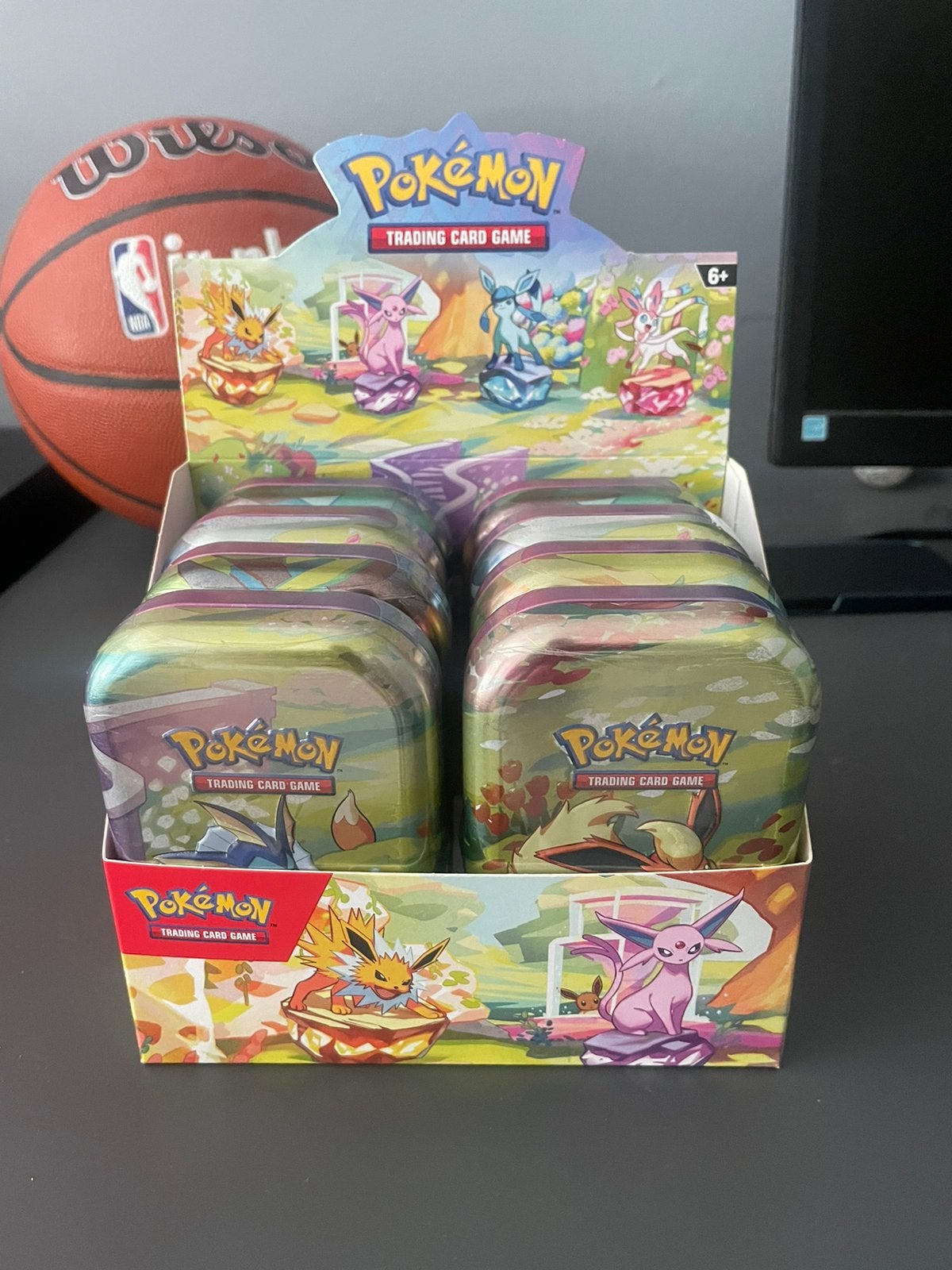 Pokemon Prismatic Evolutions Mini Tin Display, Hobby en Vrije tijd, Verzamelkaartspellen | Pokémon, Ophalen of Verzenden, Nieuw