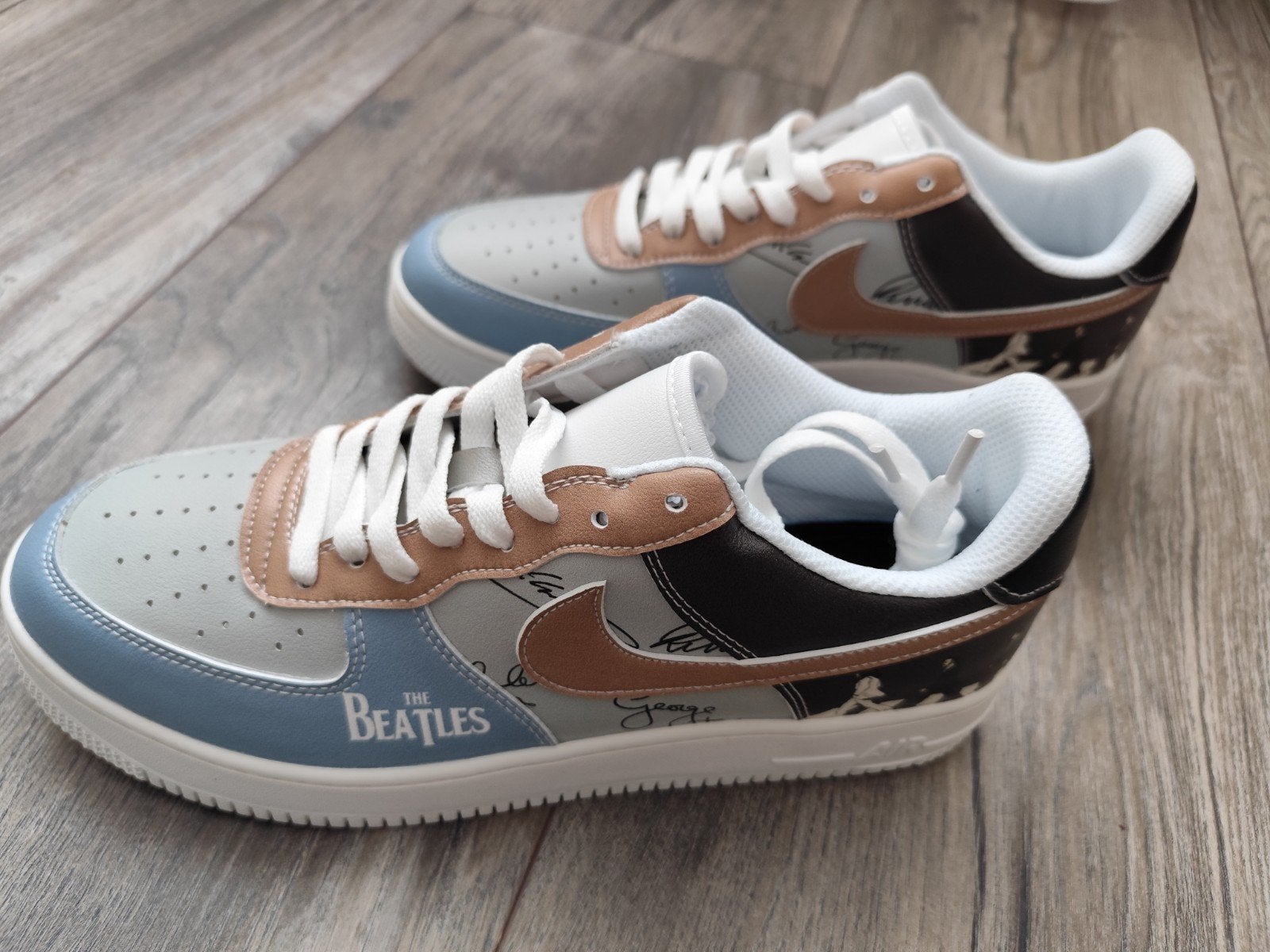 Unieke Sneakers Maat 43 - The Beatles Design, Ophalen of Verzenden, Nieuw, Blauw