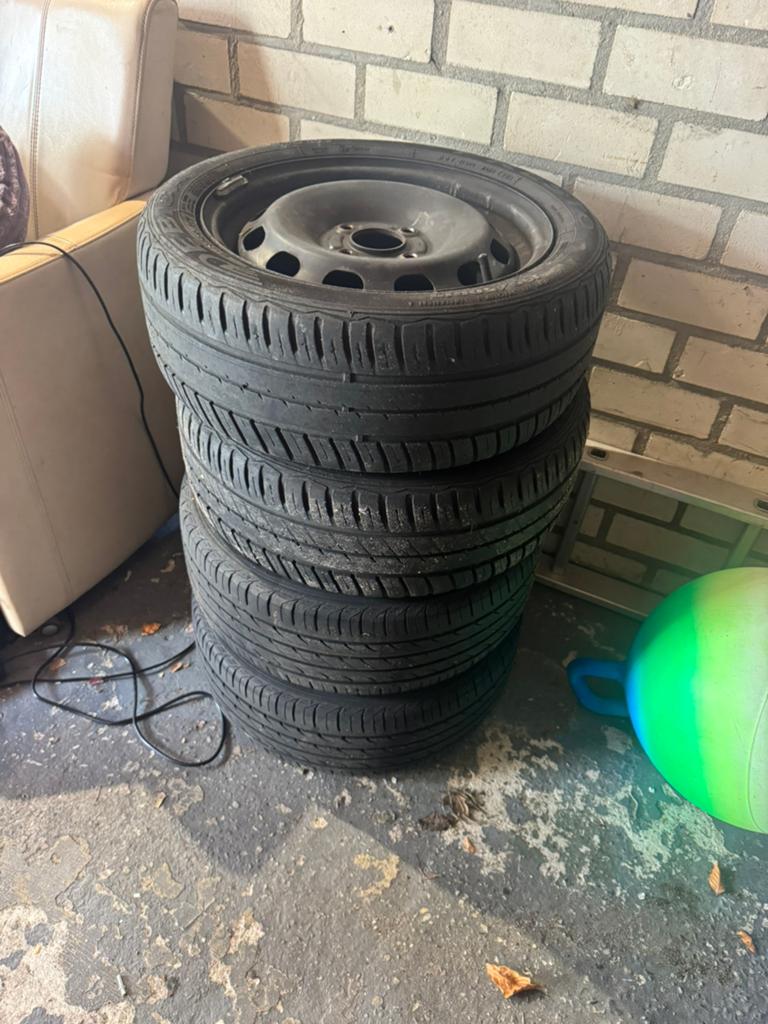 Banden met metalen velg en wieldop ford fiesta, Auto-onderdelen, Banden en Velgen, Ophalen, 15 inch, Zomerbanden