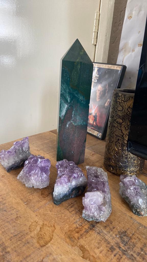 Obelisk en crystallen paars verzameling mineralen, Verzamelen, Ophalen of Verzenden