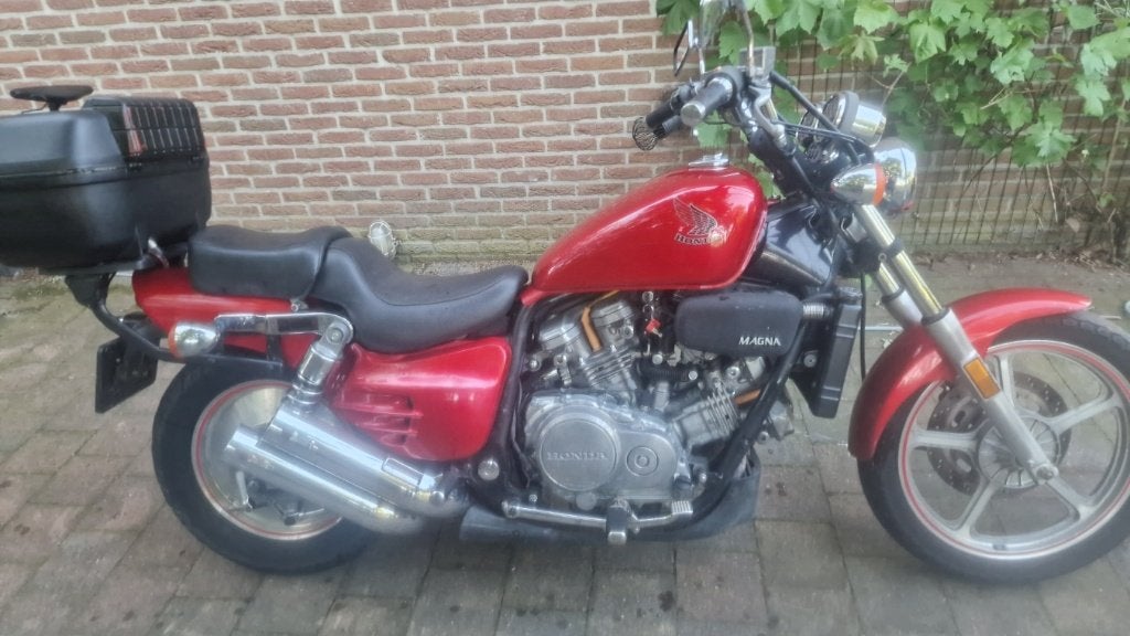 Honda vf700c  super magna, 700 cc, Cardan-aandrijving, 4 cilinders, Meer dan 35 kW