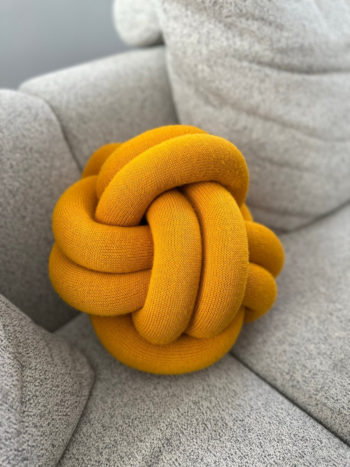 Design House Stockholm Knot Kussen - Geel Knoopkussen, Huis en Inrichting, Overige merken, Geel, Ophalen of Verzenden, Zo goed als nieuw