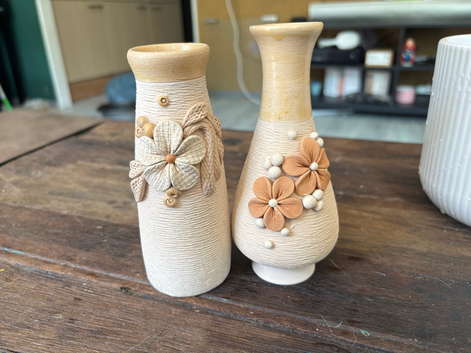 Set van 2 schattige vaasjes met bloemdecoratie, Antiek en Kunst, Ophalen