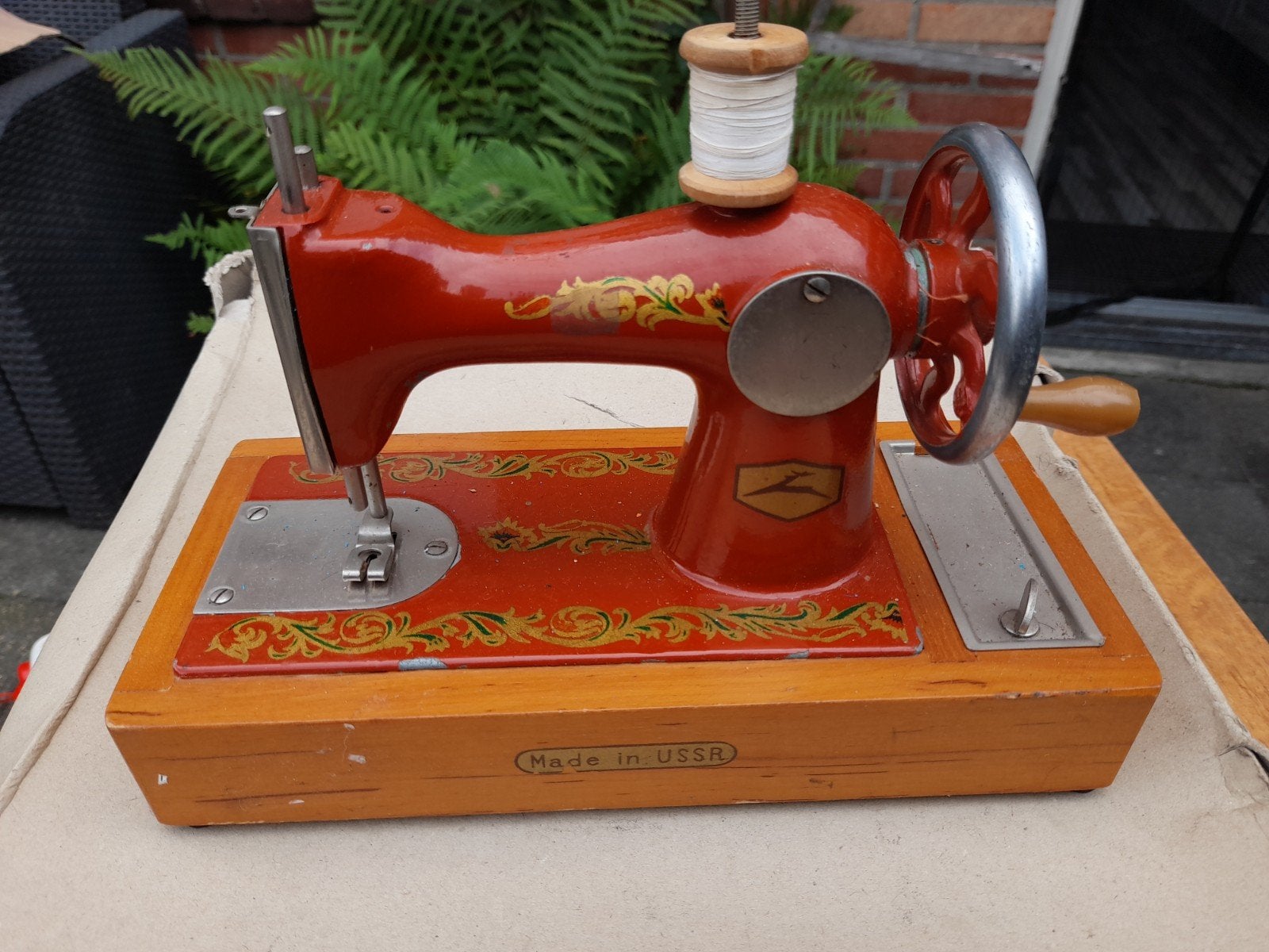 Vintage kindernaaimachine - USSR (rood en blauw), Ophalen