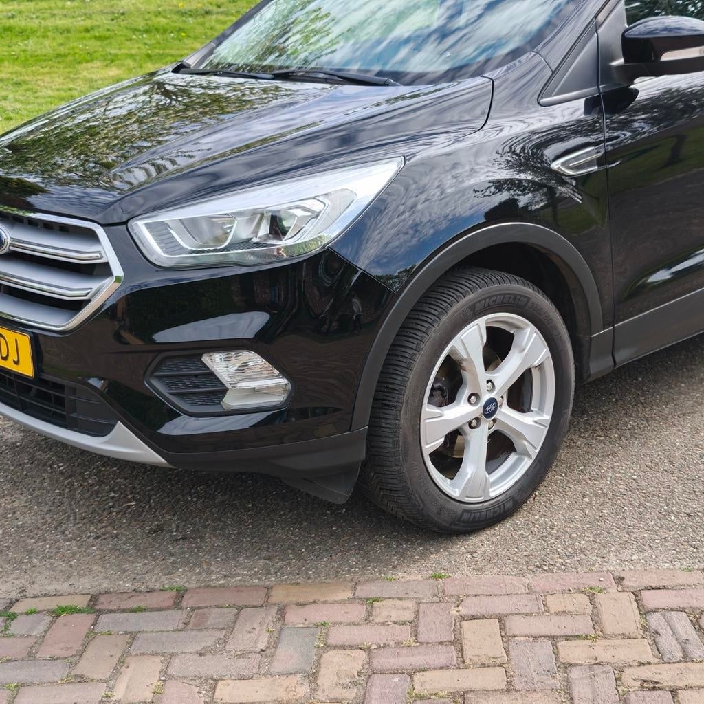 Ford Kuga 1.5 Ecoboost 120pk  2019 Zwart, 4 cilinders, Leder en Stof, Zwart, Origineel Nederlands
