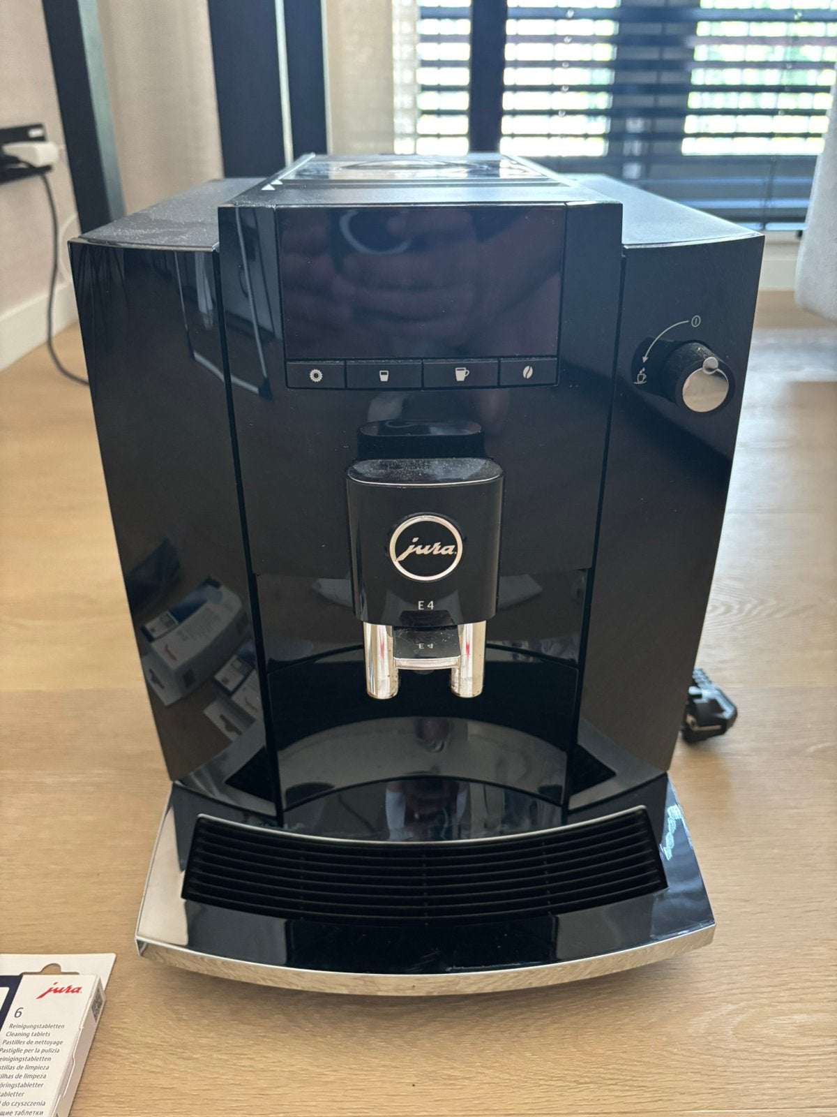 Jura E4 Piano Black, 10 kopjes of meer, Ophalen, Zo goed als nieuw, Koffiemachine
