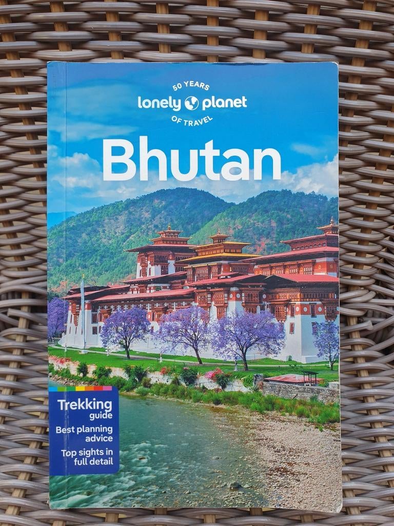 2023 Lonely Planet Bhutan Reisgids - Trekking & Planning, Boeken, Lonely Planet, Ophalen of Verzenden, Zo goed als nieuw, Reisgids of -boek