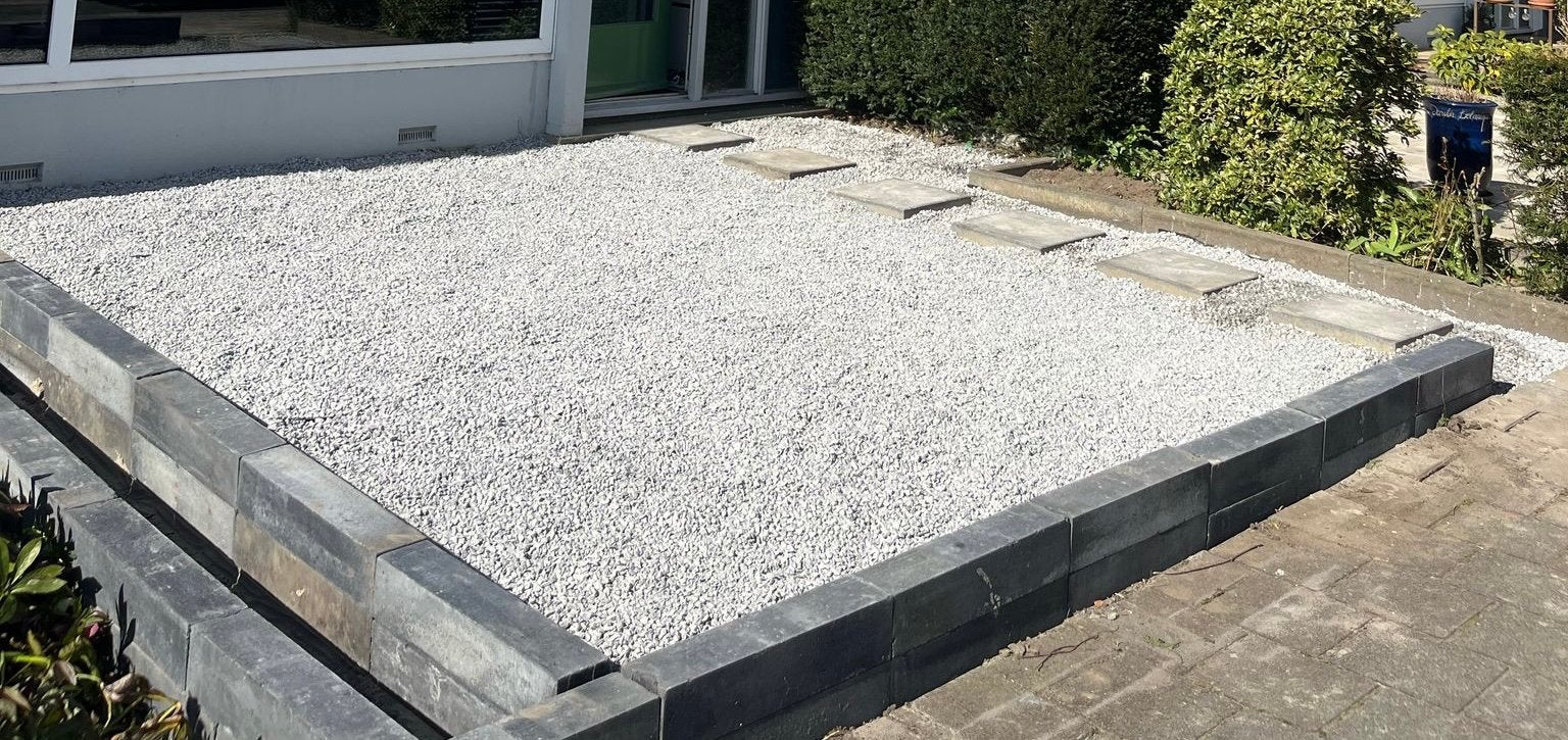 Complete tuinpartij – grind, tegels & bielzen, Ophalen, Zo goed als nieuw