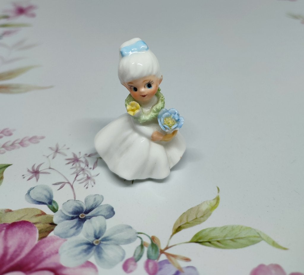 Vintage Napco Bloemenmeisje Beeldje – Bone China Miniatuur, Verzamelen, Ophalen of Verzenden, Gebruikt, Mens