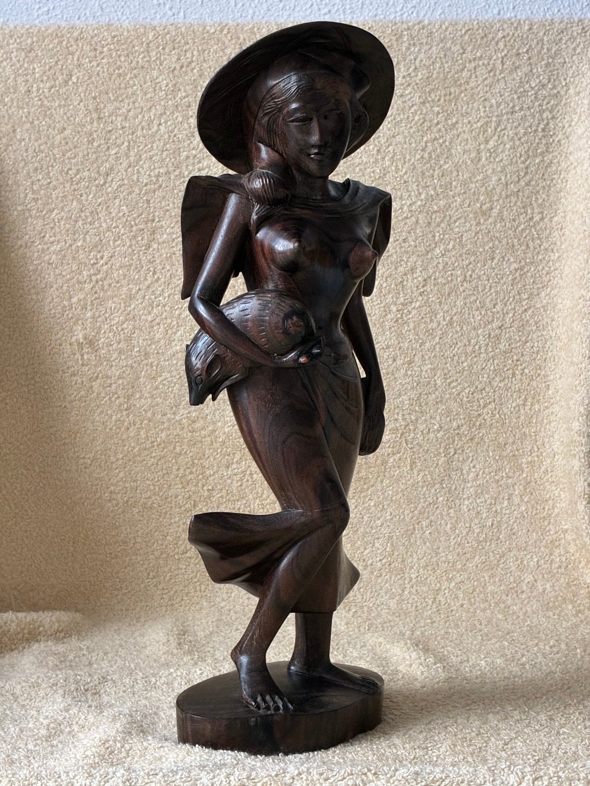alinees Houtsnijwerk – Beeld Balinese Vrouw met Hoed – 32 cm, Ophalen of Verzenden