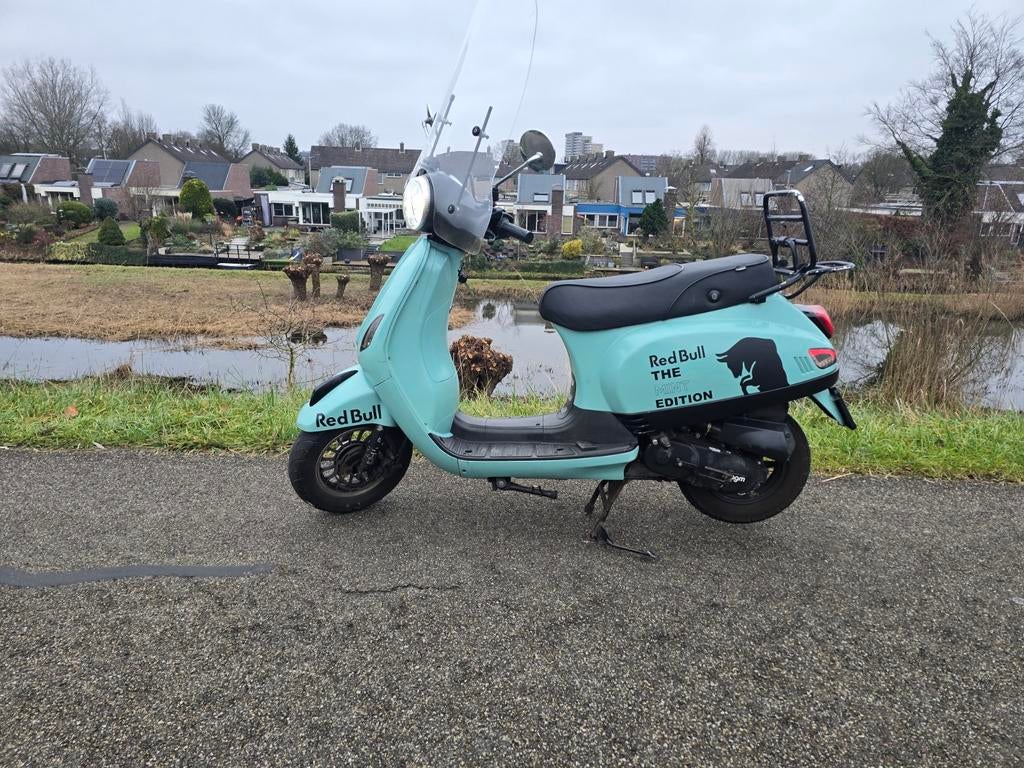 AGM VX50 Scooter - Red Bull Editie, Fietsen en Brommers, Ophalen, Benzine, Overige merken