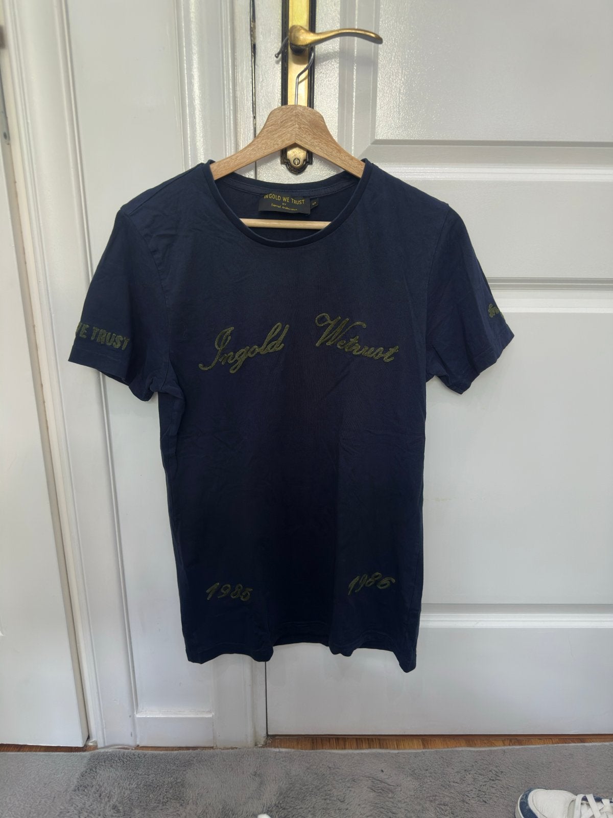 Donkerblauw T-shirt met 'IN GOLD WE TRUST' opdruk, Maat 38/40 (M), Korte mouw, Gedragen, Verzenden
