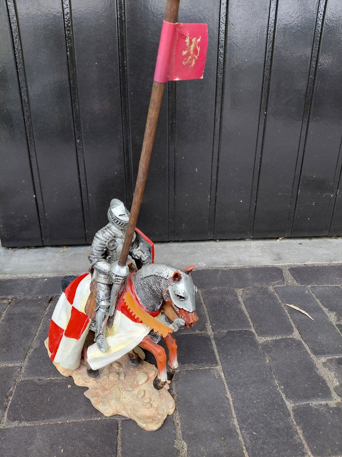 Decoratief beeld: Ridder te paard met lans en schild, Ophalen, Gebruikt