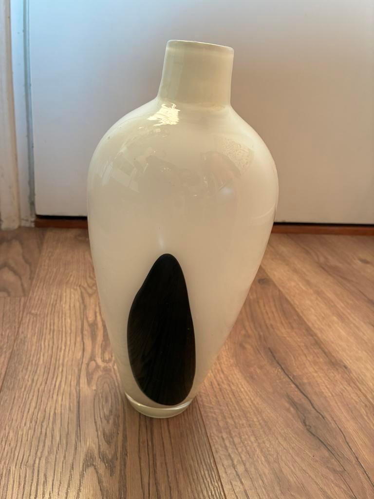 IKEA vaas wit met zwart glas vintage JOHANNA JELINEK, Huis en Inrichting, Woonaccessoires | Vazen, Wit, Ophalen of Verzenden, Minder dan 50 cm