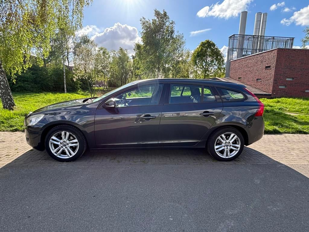 Volvo V60 T3 // 2011 Antraciet // APK 2027, Auto's, Volvo, Voorwielaandrijving, 1596 cc, 15 km/l, Zwart