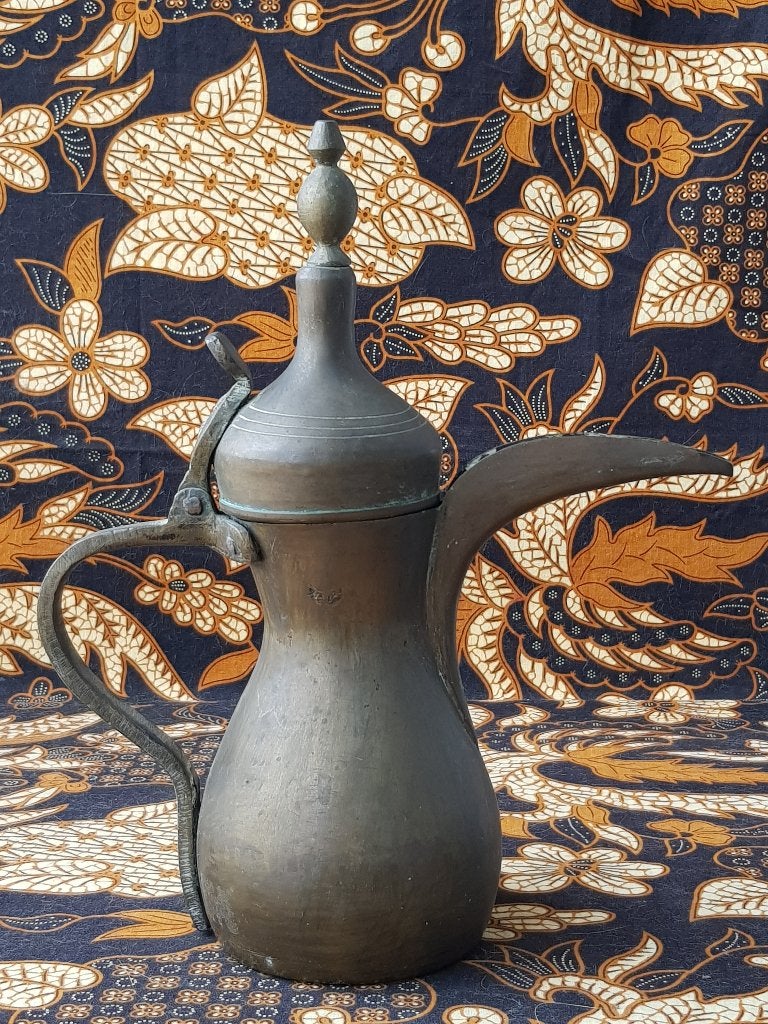 Mooie antieke Oosterse dallah of koffiekan van koper 30,3 cm