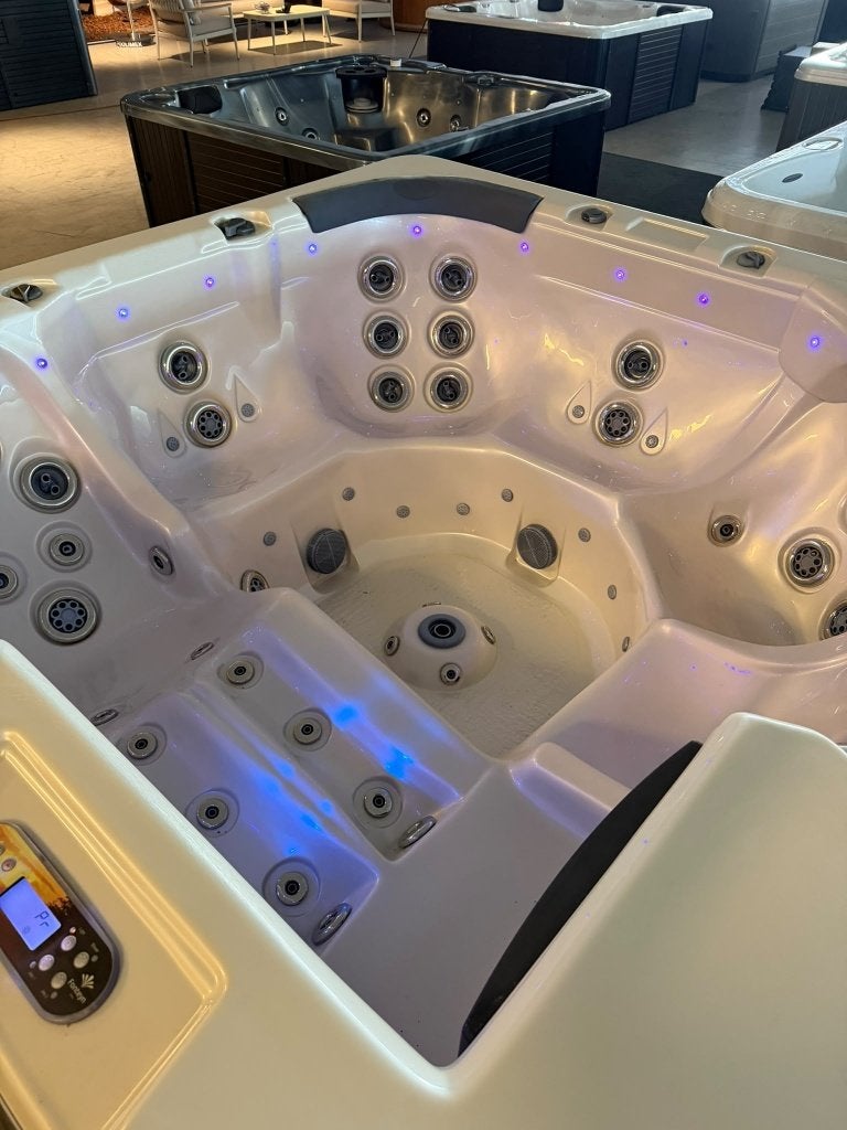 Luxe 6-Persoons Jacuzzi – Schoudermassage, Ophalen, Zo goed als nieuw, Afdekzeil, Vast