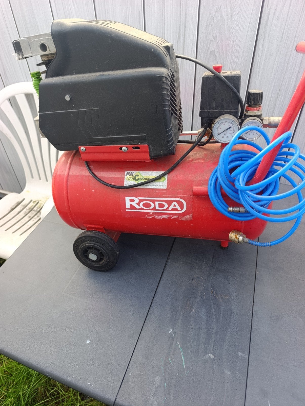 Rode RODA Compressor met slang en wielen, Doe-het-zelf en Verbouw, Gebruikt, 6 tot 10 bar, Ophalen of Verzenden, 25 tot 100 liter