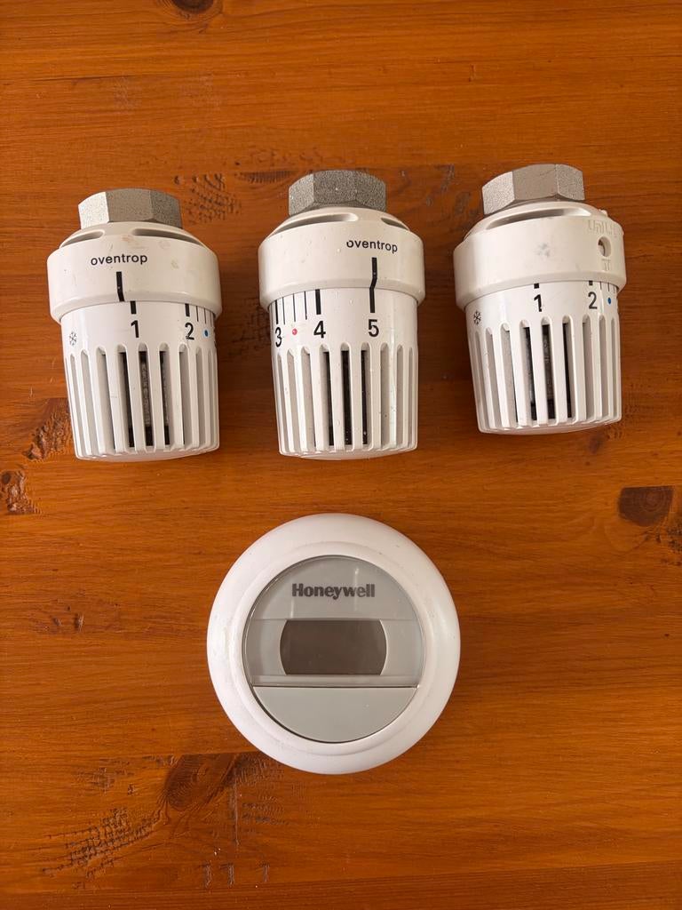 Honeywell Thermostaat + 3 Radiatorknoppen, Ophalen of Verzenden, Slimme thermostaat, Gebruikt