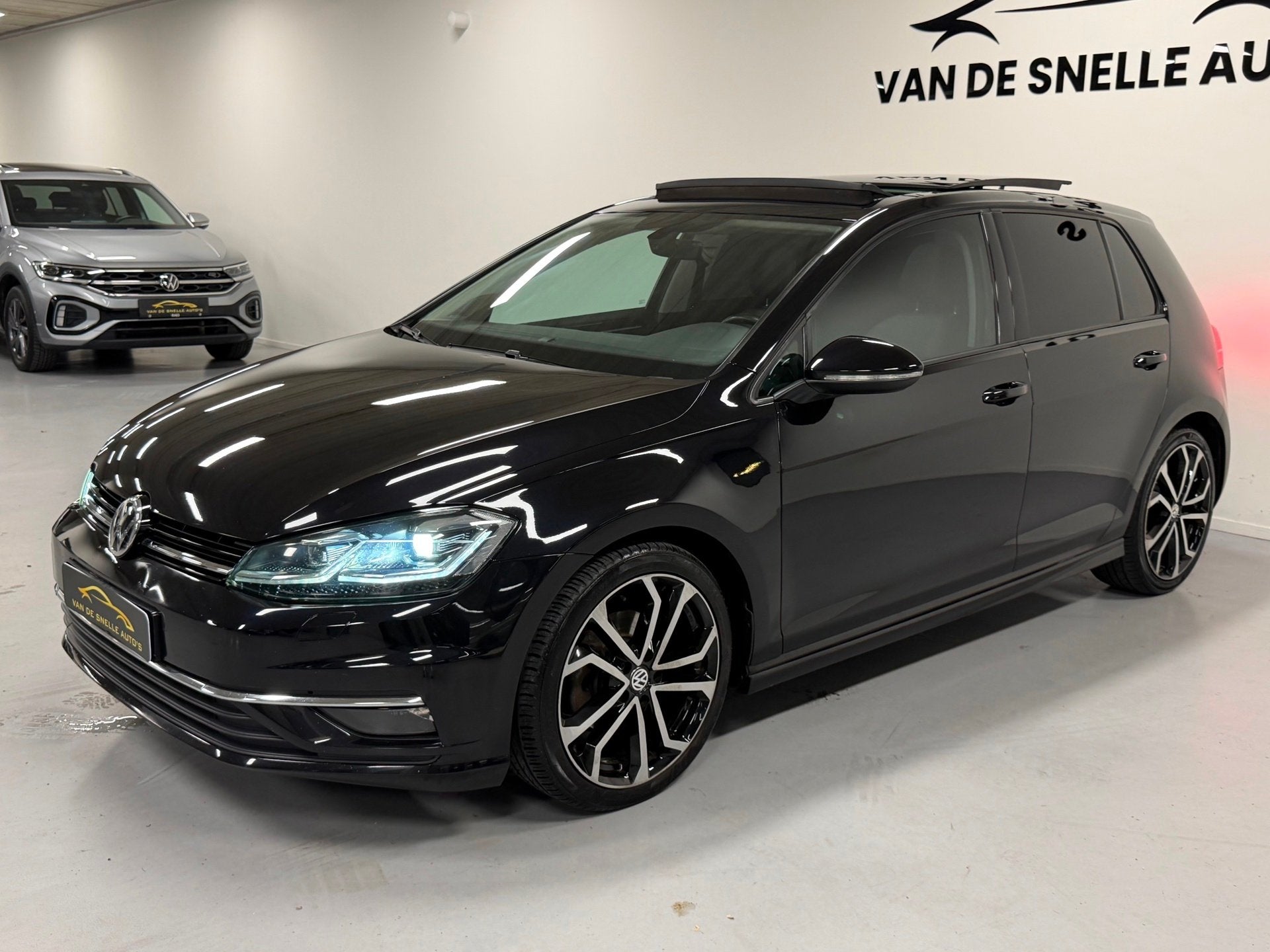 Volkswagen Golf 1.5 TSI Highline Business R AUTOMAAT/PANO/VI, Euro 6, 4 cilinders, 150 pk, Zwart