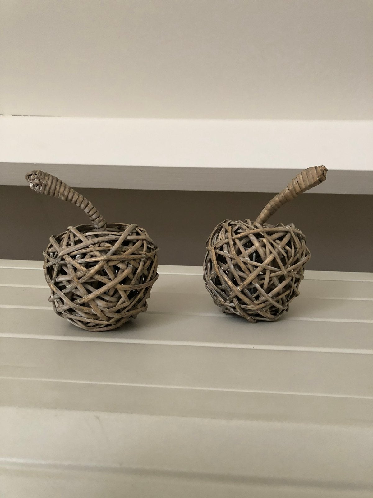 2 decoratie appels riet rotan kleur vergrijsd NIEUWSTAAT!!, Ophalen of Verzenden, Zo goed als nieuw, Overige materialen, Landelijk