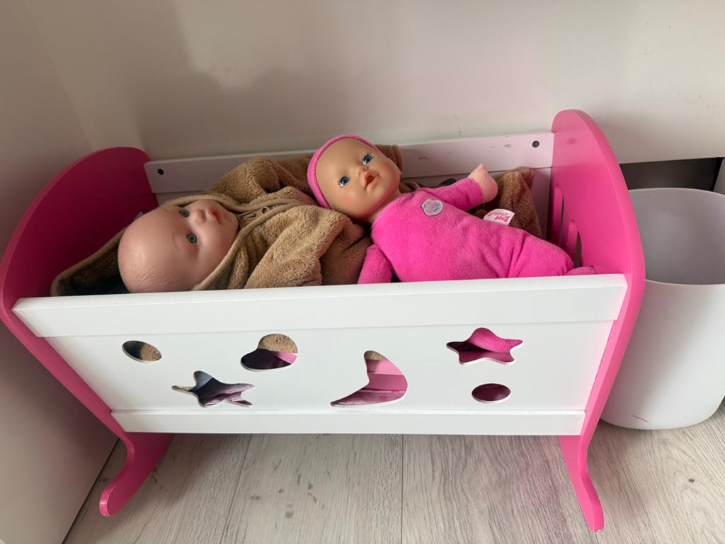 Poppenbedje met twee poppen en accessoires, Ophalen, Zo goed als nieuw, Minder dan 140 cm, Minder dan 70 cm
