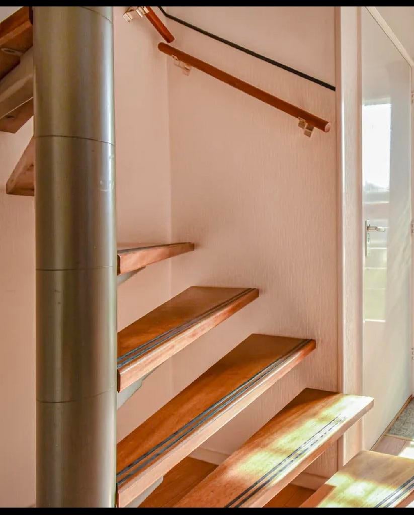 Moderne Spiltrap met Houten Treden en Metalen Spil, Ophalen, Zo goed als nieuw, Trap, 2 tot 4 meter