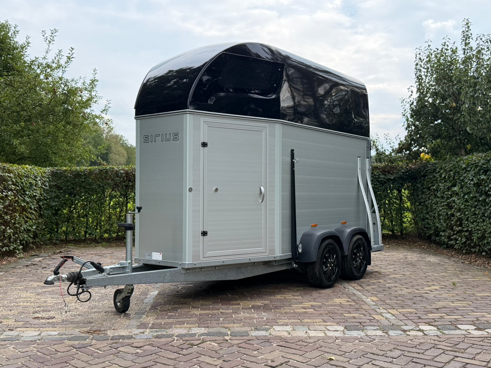 Nieuwstaat sirius s45 vol aluminium met Zadelkamer, 2023, Ophalen, Aluminium, Zo goed als nieuw, Info@ttpaardentrailers.nl