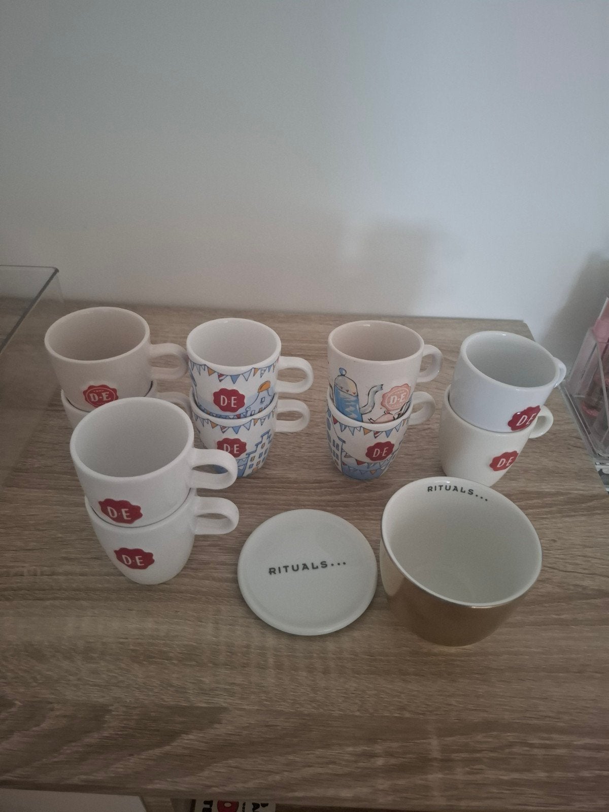 10 Douwe Egberts kopjes en 1 Rituals theemok met schotel, Ophalen