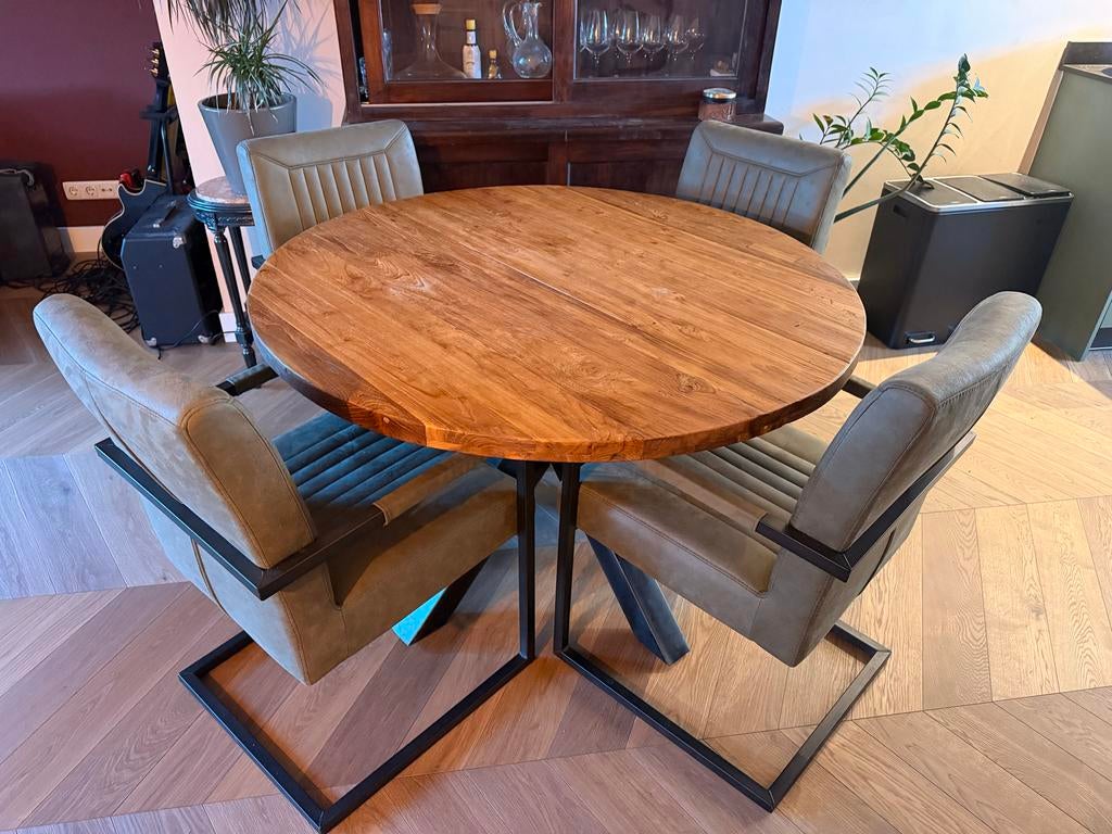 Ronde teak houten tafel met 4 stoelen, groen/grijs skai leer, Huis en Inrichting, Ophalen, Gebruikt, 100 tot 150 cm, Vier personen