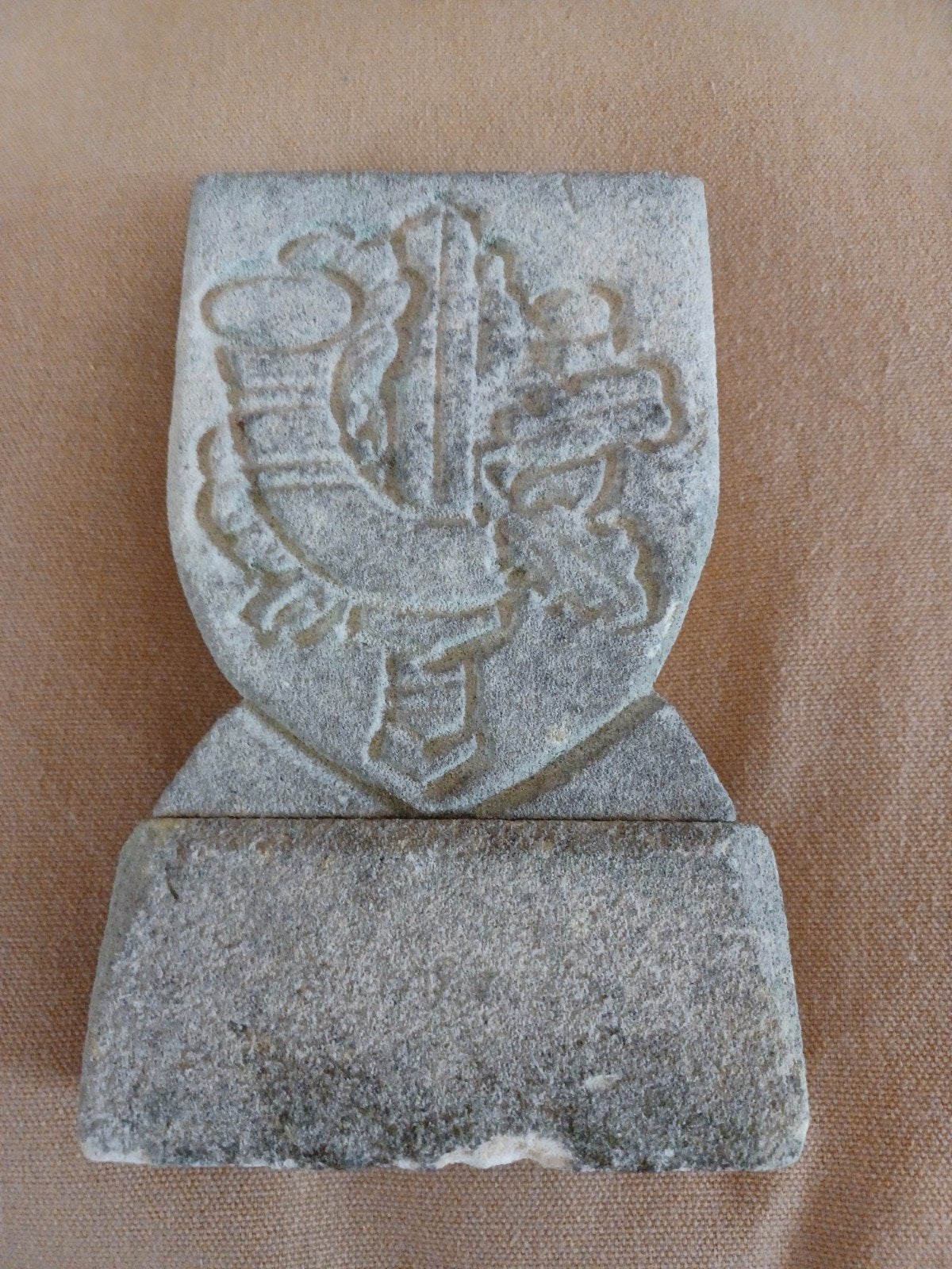 Antiek stenen wapenschild met zwaard en hoorn, Ophalen of Verzenden