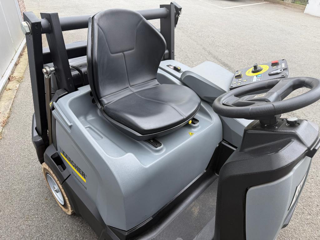 KARCHER Veeg-/zuigmachine KM 105/110 R Bp, Tuin en Terras, Veegmachines, Ophalen of Verzenden, Zo goed als nieuw, Kärcher