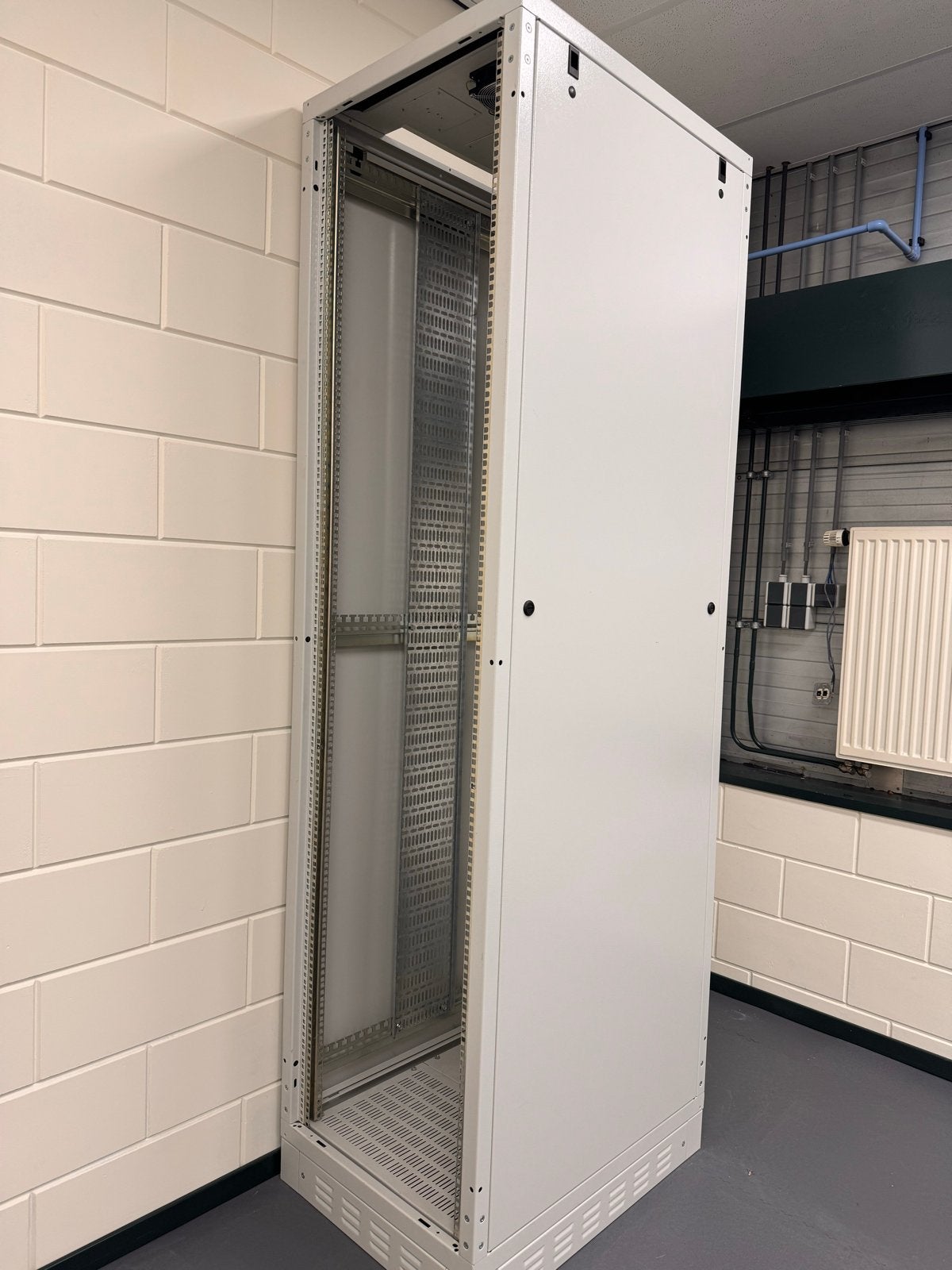 19 inch serverkast / serverrack - Gebruikt, Computers en Software, Ophalen, Gebruikt, Geperforeerd