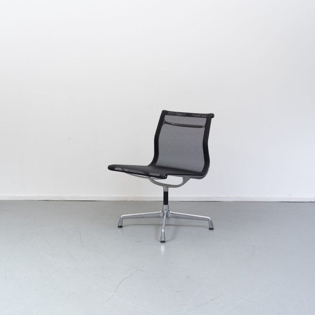 Vitra Eames EA 105 Stoel Zwart Netweave - Chroom, Niet ingevuld, Zo goed als nieuw, Niet ingevuld, Niet ingevuld