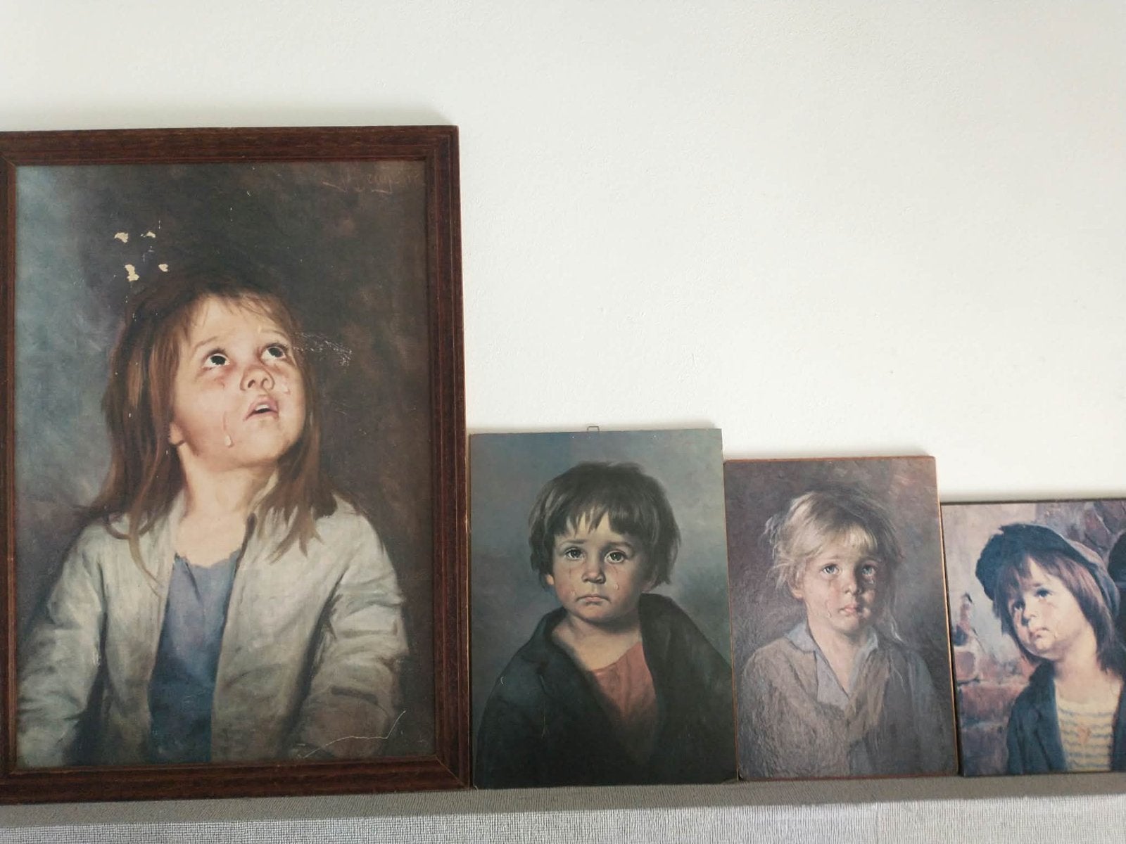 Vintage kwartet schilderijen van huilende kinderen, Paneel, Portret of Personen, Ophalen of Verzenden, Print