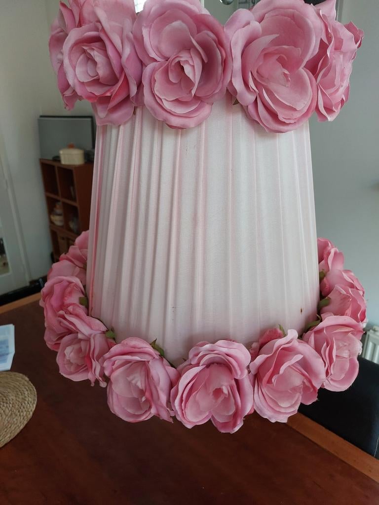 Roze lampenkap met rozen decoratie, Huis en Inrichting, Lampen | Lampenkappen, Gebruikt, 25 tot 50 cm, Ophalen of Verzenden, Romantisch, Speels