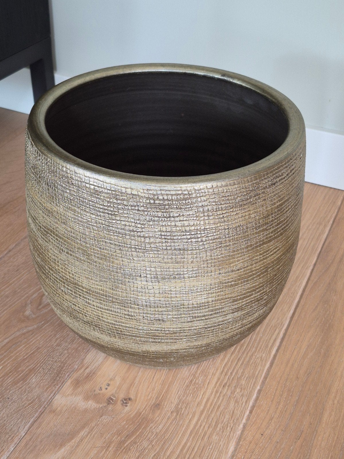 Te Koop: Mooie grote goudkleurige bloempot., Huis en Inrichting, Ophalen of Verzenden, Zo goed als nieuw