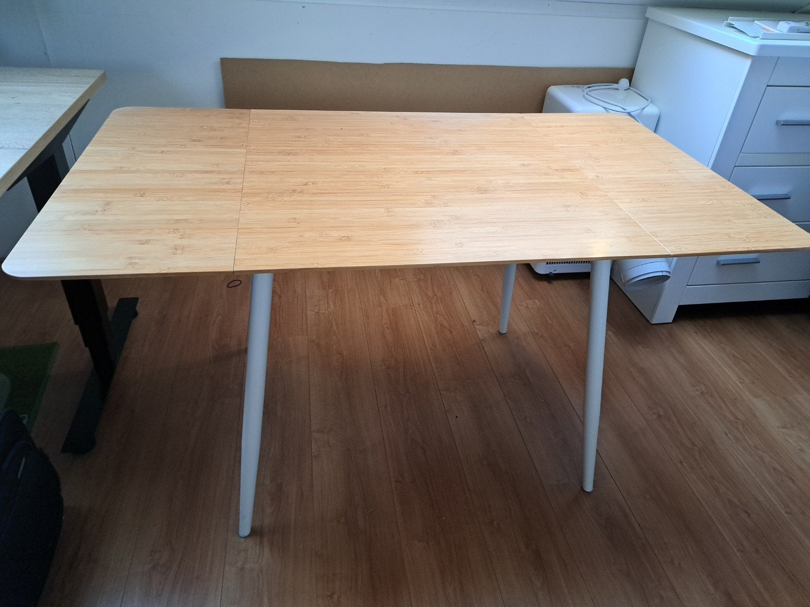 Uitklapbare tafel bamboe met witte poten, Huis en Inrichting, Tafels | Eettafels, Gebruikt, 100 tot 150 cm, Modern, Scandinavisch